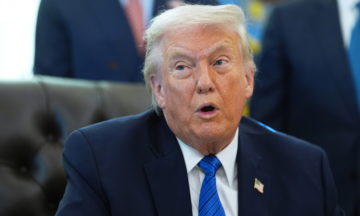 Ông Chum nâng thuế bổ sung từ 10% lên 15%